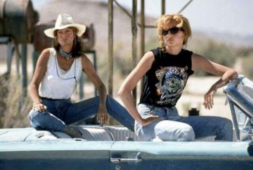 Thelma e Louise sedute in macchina