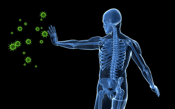 Uomo allontana virus