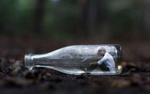Uomo in una bottiglia perché ha paura del conflitto