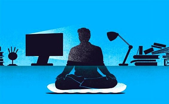 Uomo che pratica mindfulness sul lavoro
