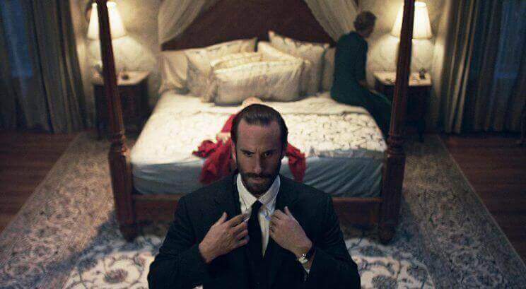 Uomo con abito elegante in camera da letto