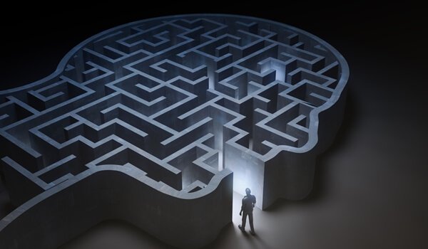 Uomo entra in un labirinto a forma di cervello