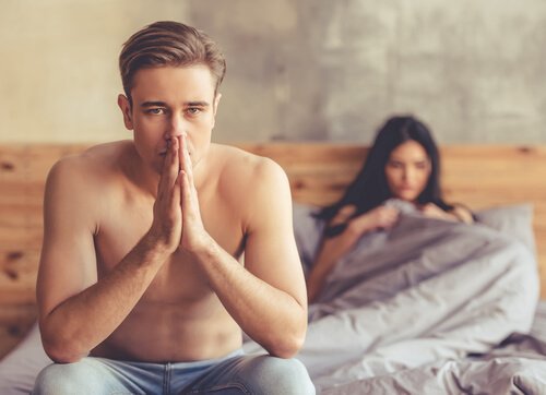 Uomo a letto, preoccupato per le disfunzioni sessuali