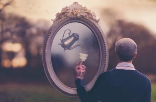 Uomo davanti a uno specchio con una tazza di tè