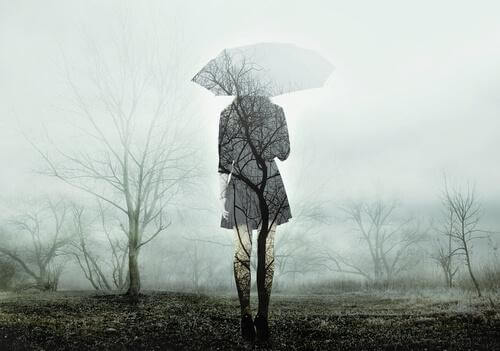 Donna di spalle nebbia e ombrello