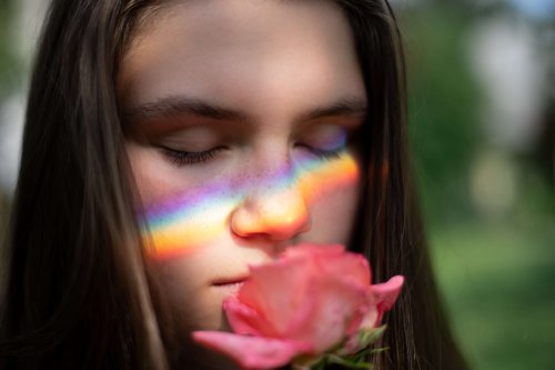 Donna, rosa e arcobaleno