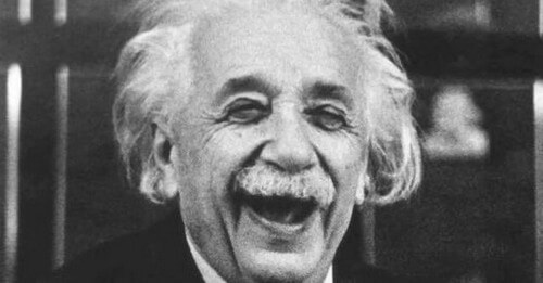 Albert Einstein mentre sorride
