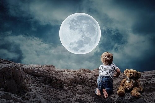 Bambino che guarda la luna