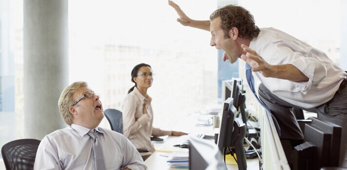 Colleghi di lavoro che discutono