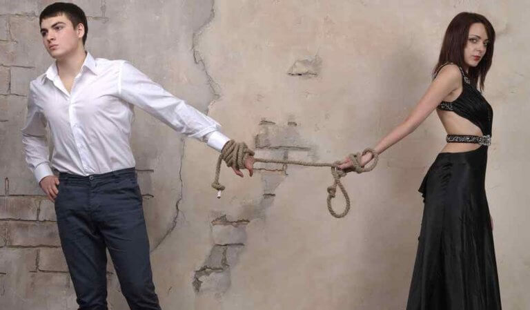 Uomo e donna legati da un legame di codipendenza