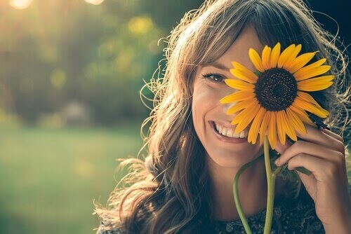Sorridere di più, anche senza voglia, ci rende più felici