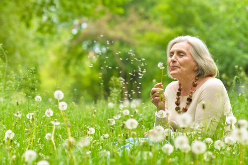 Donna in un campo la saggezza delle persone anziane