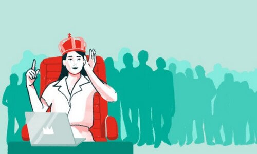 Donna con corona davanti al computer