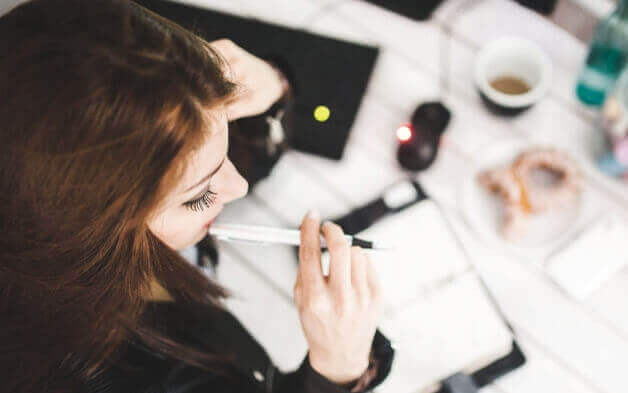 Donna concentrata sul lavoro