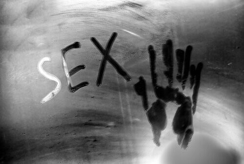 Impronta di una mano e scritta sex