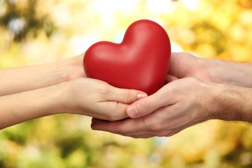 Mani che sostengono un cuore