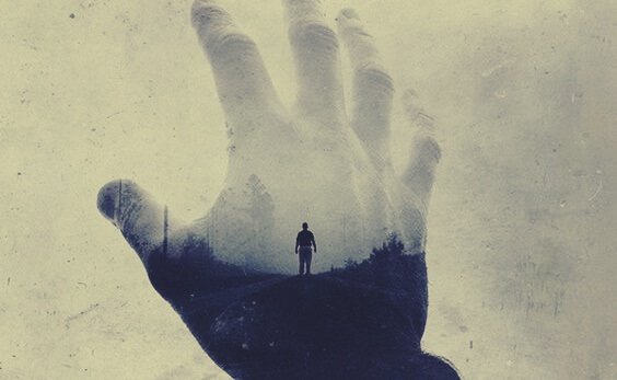 Mano con sagoma maschile sovrapposta