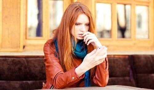 Ragazza scioccata guarda il cellulare