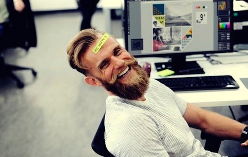 Ragazzo con senso dell'umorismo