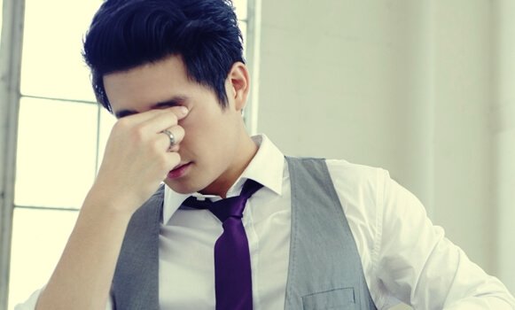 Ragazzo orientale stressato