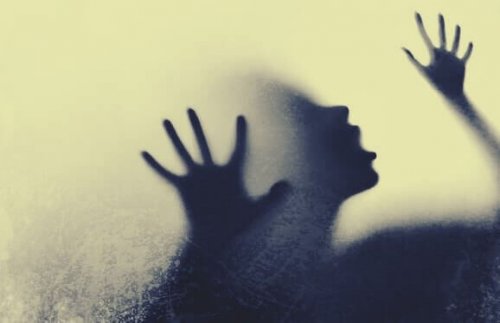 Sagoma dietro un telo