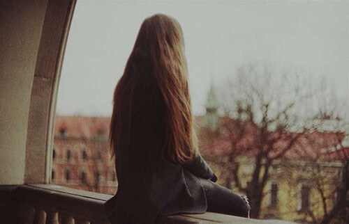Stare soli: una ragazza affronta la solitudine