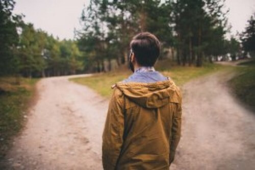 Uomo davanti a un bivio effetto Shinkansen