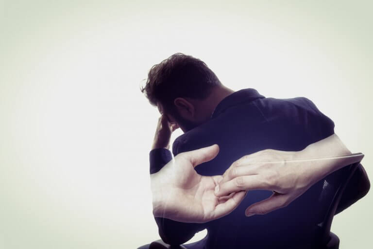 Uomo triste e mani che si incontrano