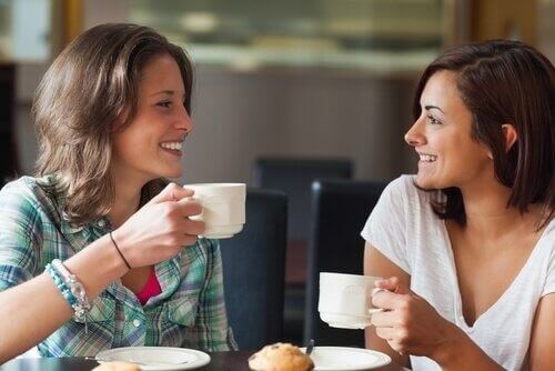 Due amiche parlano e bevono caffè