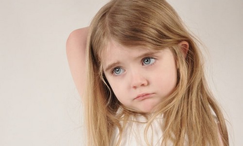 Bambina preoccupata a causa di genitori emotivamente assenti