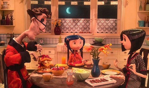 Coraline mentre mangia