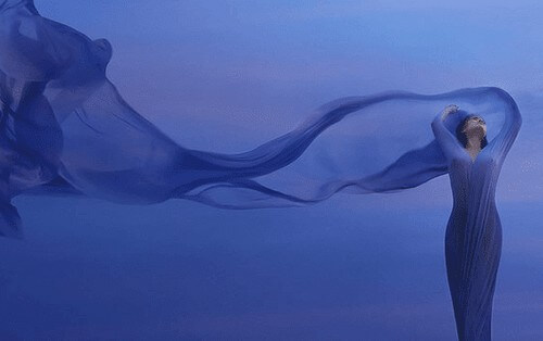 Donna con vestito blu