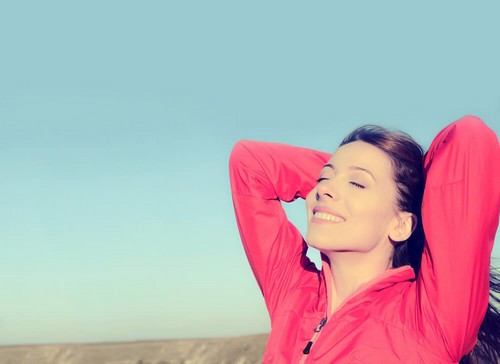 Donna felice grazie alla sua emancipazione emotiva