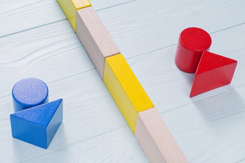 Forme in legno a simboleggiare generi separate da linea