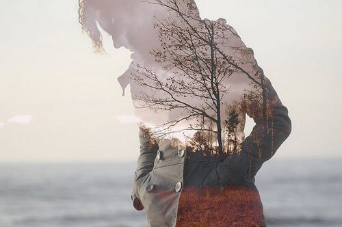 Immagini sovrapposte di una donna e di un albero
