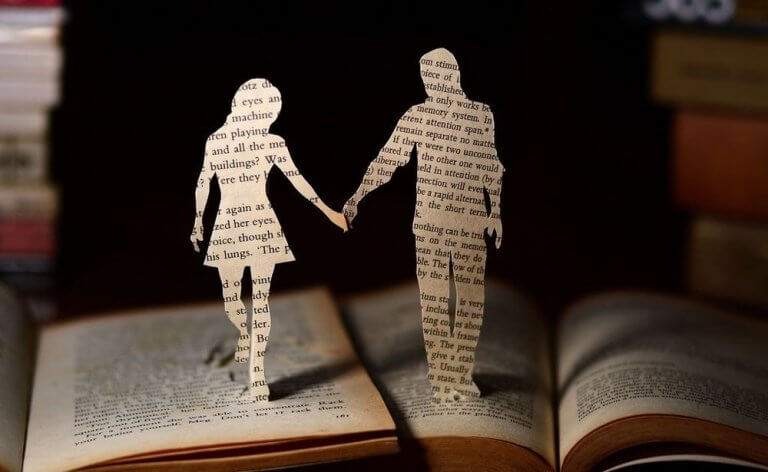 Libro scultura con coppia che si tiene per mano