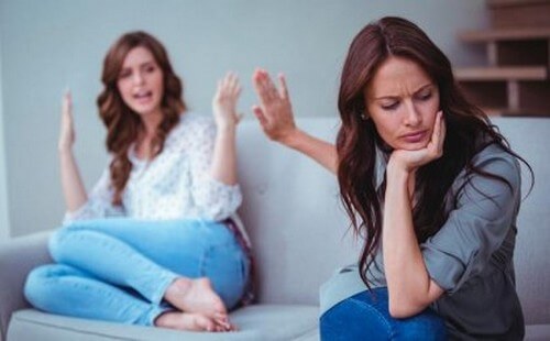 Madre e figlia che discutono