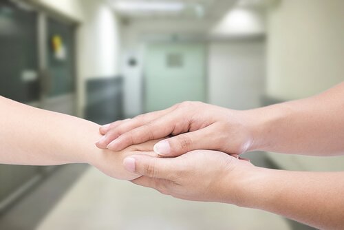 Mani che stringono una mano