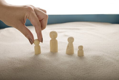 Mano che sposta pedine in legno