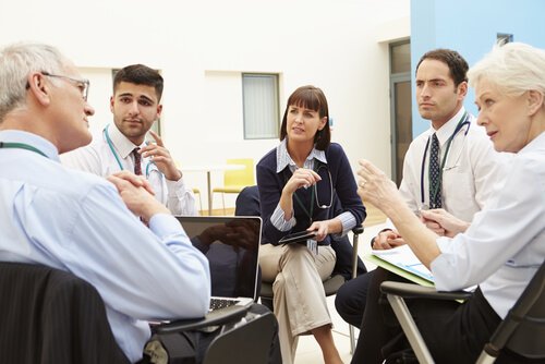 Momento di debriefing tra medici