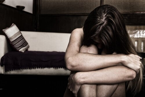 Ragazza angosciata affetta da disturbo borderline di personalità