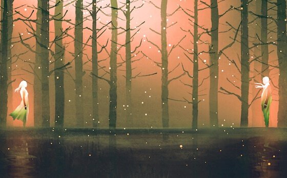 Sagome di coppia in un bosco