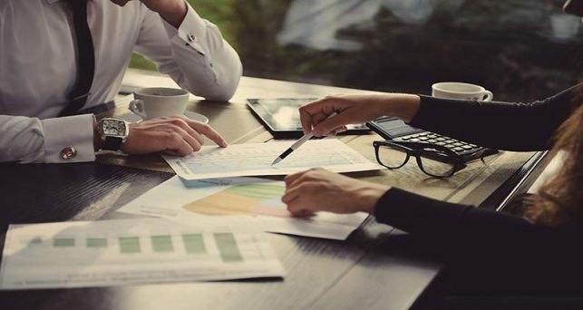 Uomo che si occupa di affari