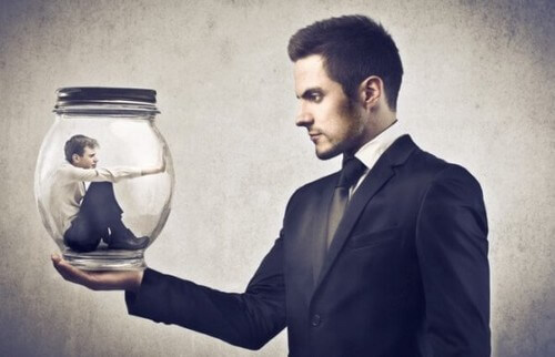 Uomo dentro una palla di vetro sostenuta da un altro uomo