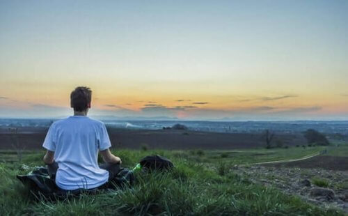 Rimanere concentrati durante la meditazione