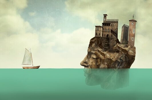 Testa in acqua con castello e barca