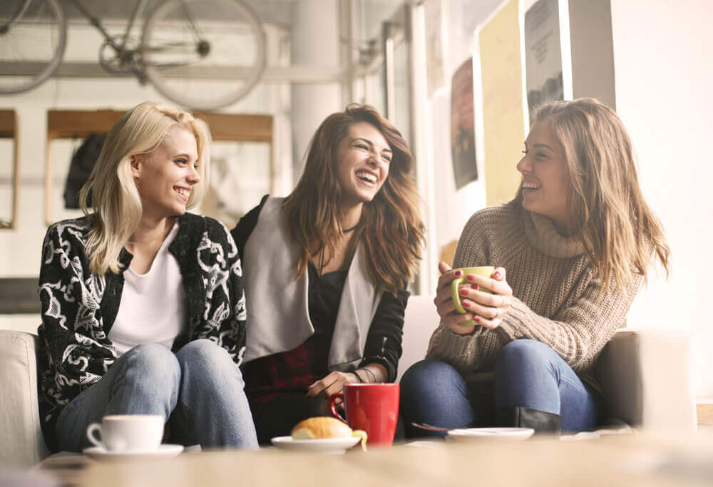 Amiche sorridenti che bevono caffè vita minimalista