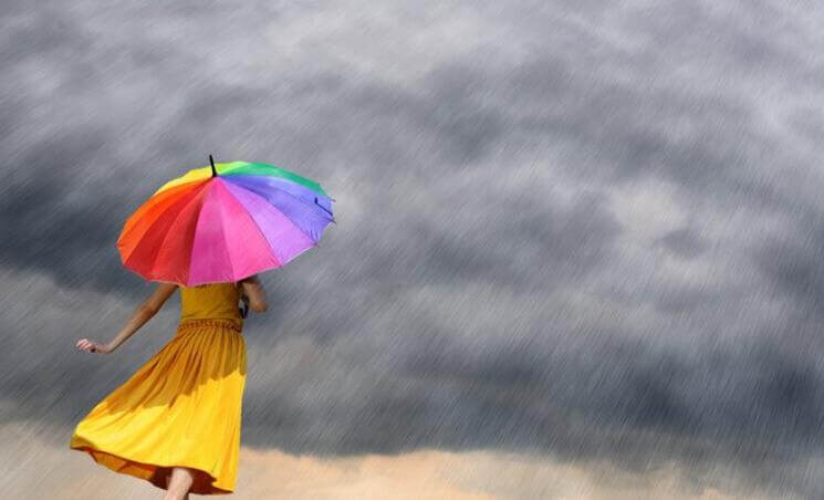 Donna affronta avversità ombrello colorato