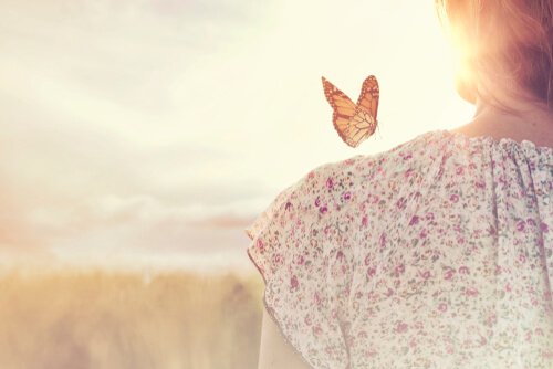 Donna di spalle con farfalla vicino