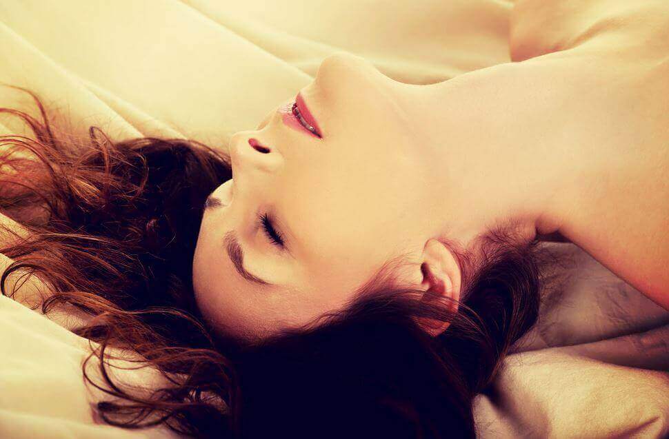 Donna distesa che prova piacere